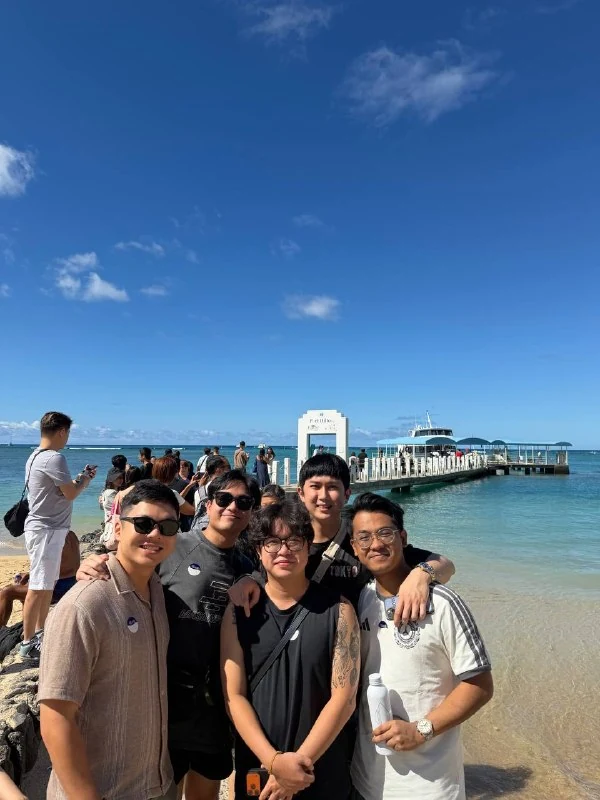 Zin’s group photograph by the waterfront in Hawaii, shared on his channel